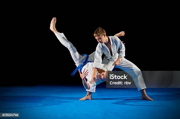 Niños Luchadores De Artes Marciales Foto de stock y más banco de imágenes de Judo - Judo, Niño, Luchar