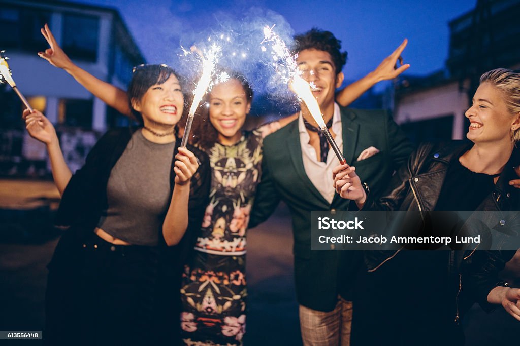 Jóvenes amigos que tienen fiesta nocturna con bengalas - Foto de stock de Moda libre de derechos