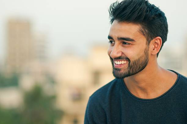 retrato de una hermosa sonriente. - barba de tres días fotografías e imágenes de stock