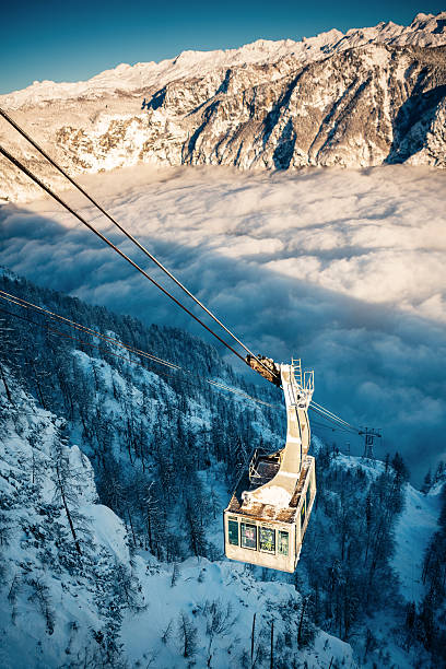 funivia sopra le nuvole - ski lift overhead cable car gondola mountain foto e immagini stock