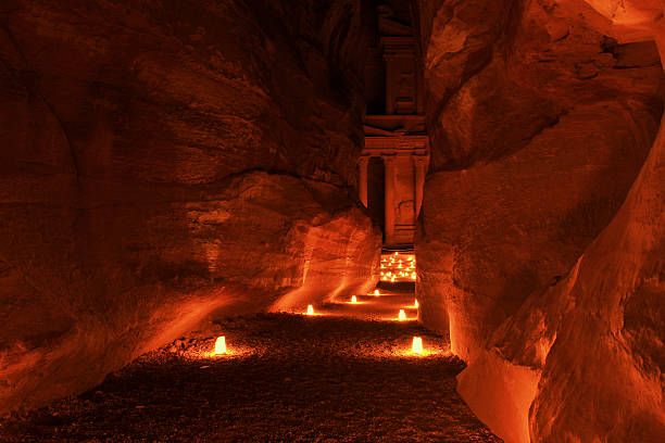 Percorso verso il Tesoro (Al Khazneh) della città antica di Petra - foto stock