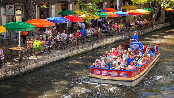 bateau d’excursion à la promenade de la rivière san antonio, texas - san antonio riverwalk downtown district river photos et images de collection