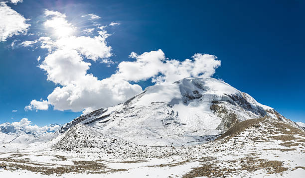 spectacularo vue panoramique sur la montagne depuis le col de thorong la à 5416m. - 5416 photos et images de collection