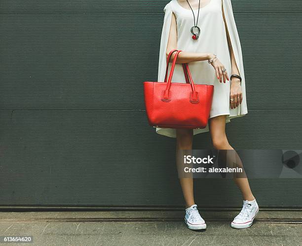 Modische Große Rote Handtasche Auf Dem Arm Des Mädchens Stockfoto und mehr Bilder von Mode