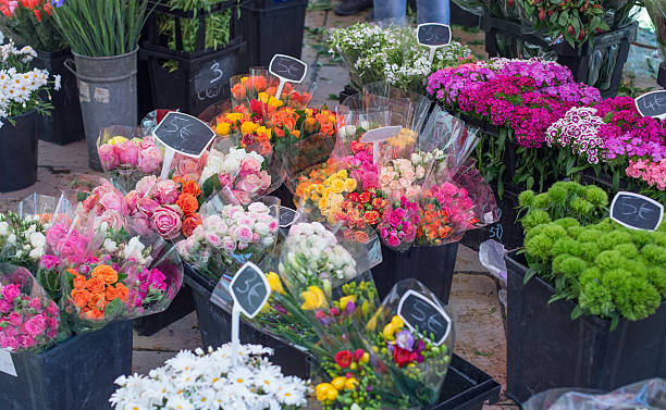 istock Flowers market 613654924