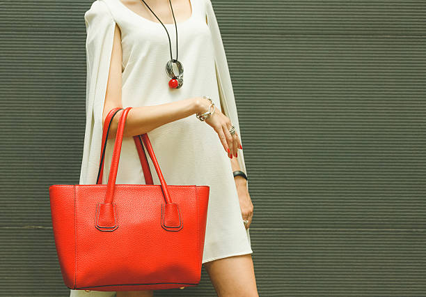 소녀의 팔에 세련된 아름다운 빨간 핸드백 - wall women leather street 뉴스 사진 이미지