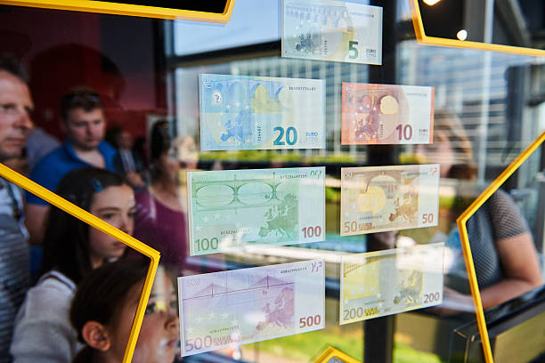pessoas admirando todas as notas euro da união europeia - european union coin european union currency euro symbol coin - fotografias e filmes do acervo
