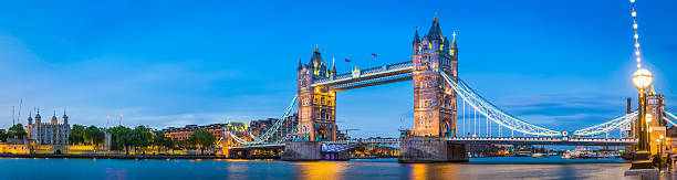 london tower bridge embankment illuminated dusk river thames panorama uk - tower bridge stockfoto's en -beelden