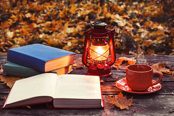 le livre, la lampe et une tasse de café chaud - bright brightly lit vibrant color burning photos et images de collection