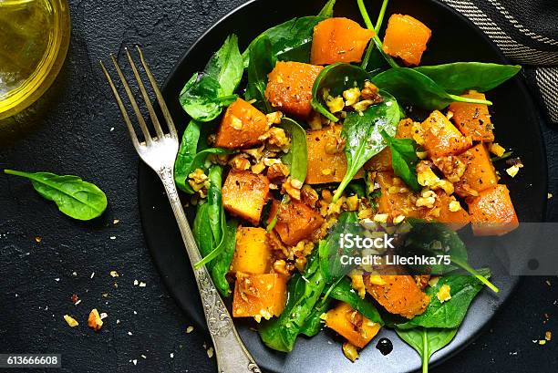 Ensalada De Calabaza Asada Con Espinacas Y Nuez Vista Superior Foto de stock y más banco de imágenes de Calabaza gigante