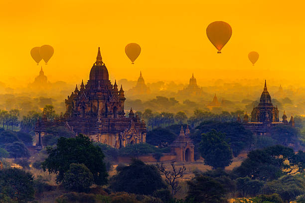 на воздушном шаре в баган, мьянма - burmese culture myanmar old outdoors стоковые фото и изображения