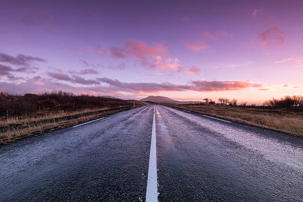 carretera al amanecer - highway asphalt road empty fotografías e imágenes de stock