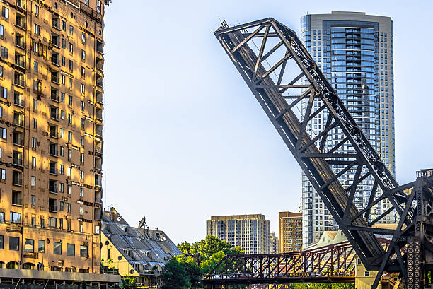 pont ferroviaire près de la rue kinzie - kinzie street railroad bridge photos et images de collection