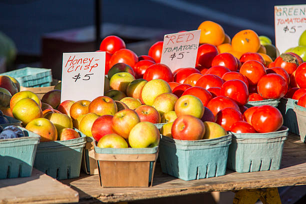 istock Farmers Market Table 3 613673614
