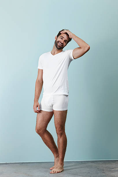 rire en sous-vêtements - underwear men t shirt white photos et images de collection