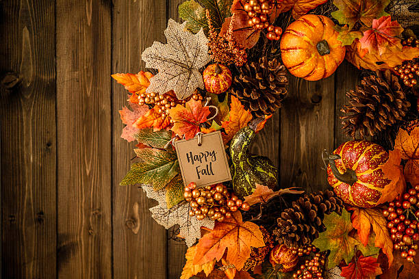 corona de otoño adornada con calabazas, piñas, mensaje y hojas - wreath autumn flower thanksgiving fotografías e imágenes de stock