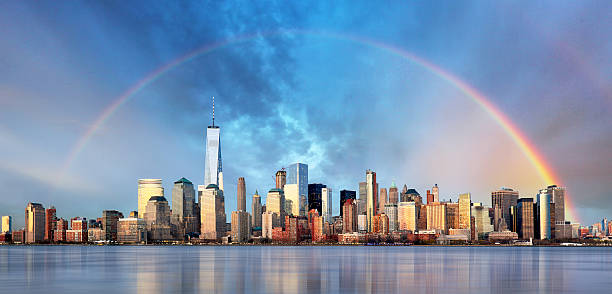 new york city mit regenbogen, innenstadt - lower manhattan skyline new york city city stock-fotos und bilder