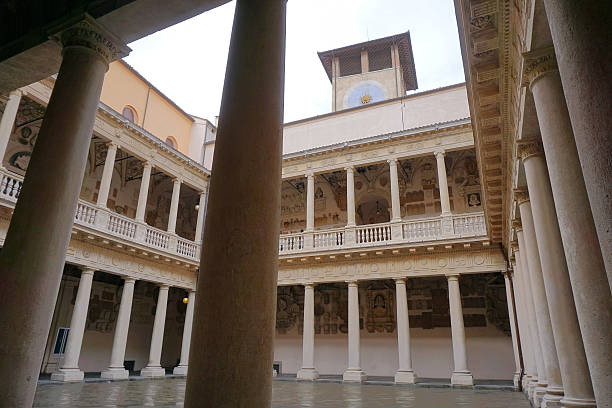 cour de l’université de padoue - padova italy photos et images de collection