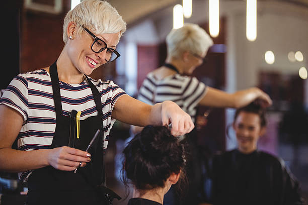 kobieta coraz jej włosy przycięte - beautician zdjęcia i obrazy z banku zdjęć