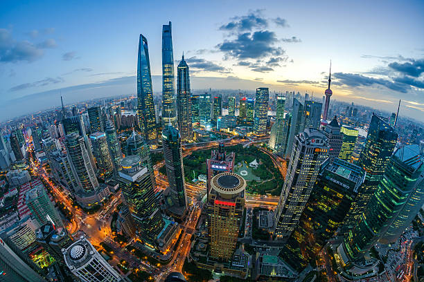 fisheye blick auf shanghai skyline sonnenuntergang - fischaugen objektiv fotos stock-fotos und bilder