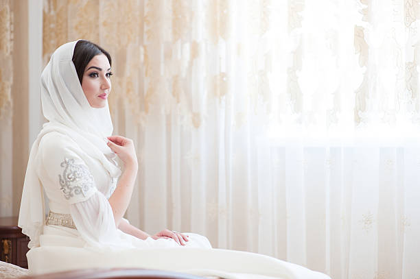 красивая кавказская невеста в традиционном платье - circassian стоковые фото и изображения