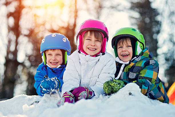 niños felices disfrutando de prendas de invierno, esquí - skiing snow skiing helmet fun fotografías e imágenes de stock