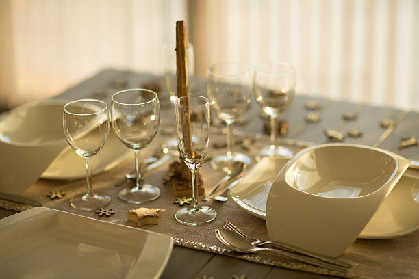 table de détail décorée pour un dîner privé - hotel dining room photos et images de collection