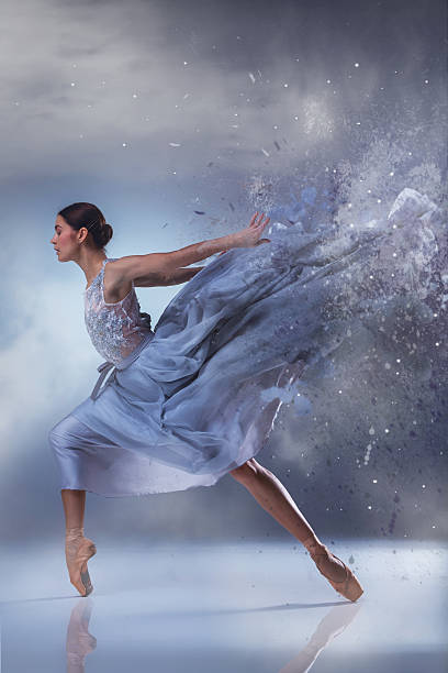 美しいバレリーナがダンスを踊りながらブルーのロングドレス - beautiful glamour motion purple ストックフォトと画像