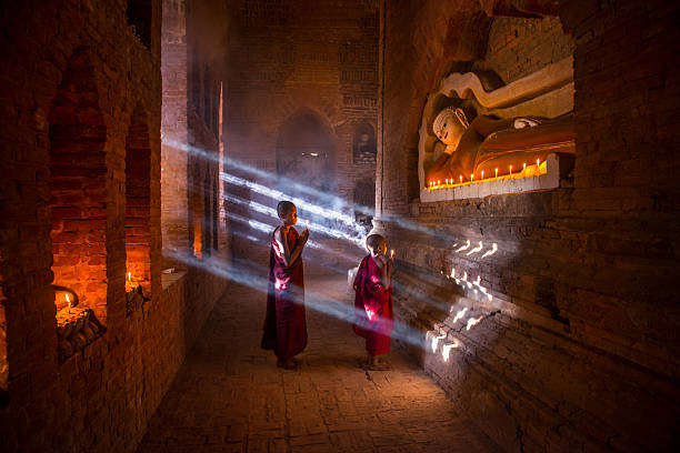 giovane monaci buddisti del myanmar - novice buddhist monk foto e immagini stock