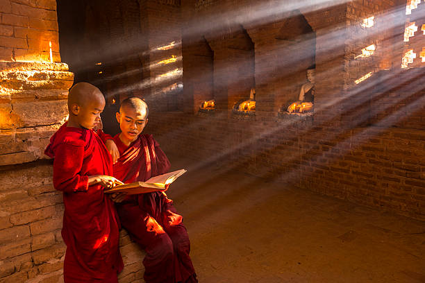 jeunes moines bouddhistes du myanmar - burmese culture photos et images de collection