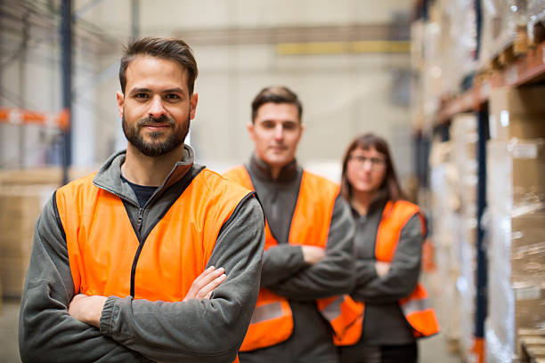 los trabajadores de almacén retrato en monos de trabajo - manager foreman warehouse arms crossed fotografías e imágenes de stock