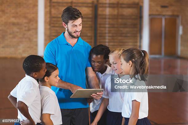 Profesor De Deportes Y Niños Que Usan Tableta Digital En Cancha De Baloncesto Foto de stock y más banco de imágenes de Educacion fisica