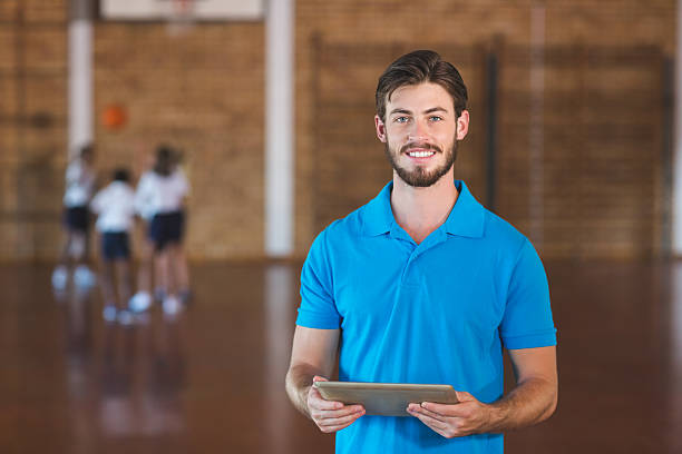 portrait d’un professeur de sport utilisant une tablette numérique - éducation physique photos et images de collection