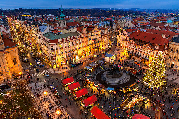 altstädter ring zur weihnachtszeit in prag. - travel europe night dome stock-fotos und bilder