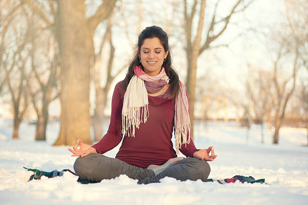 冬に自然の中でヨガをしている魅力的な混合レースの女性 - winter women zen like photography ストックフォトと画像