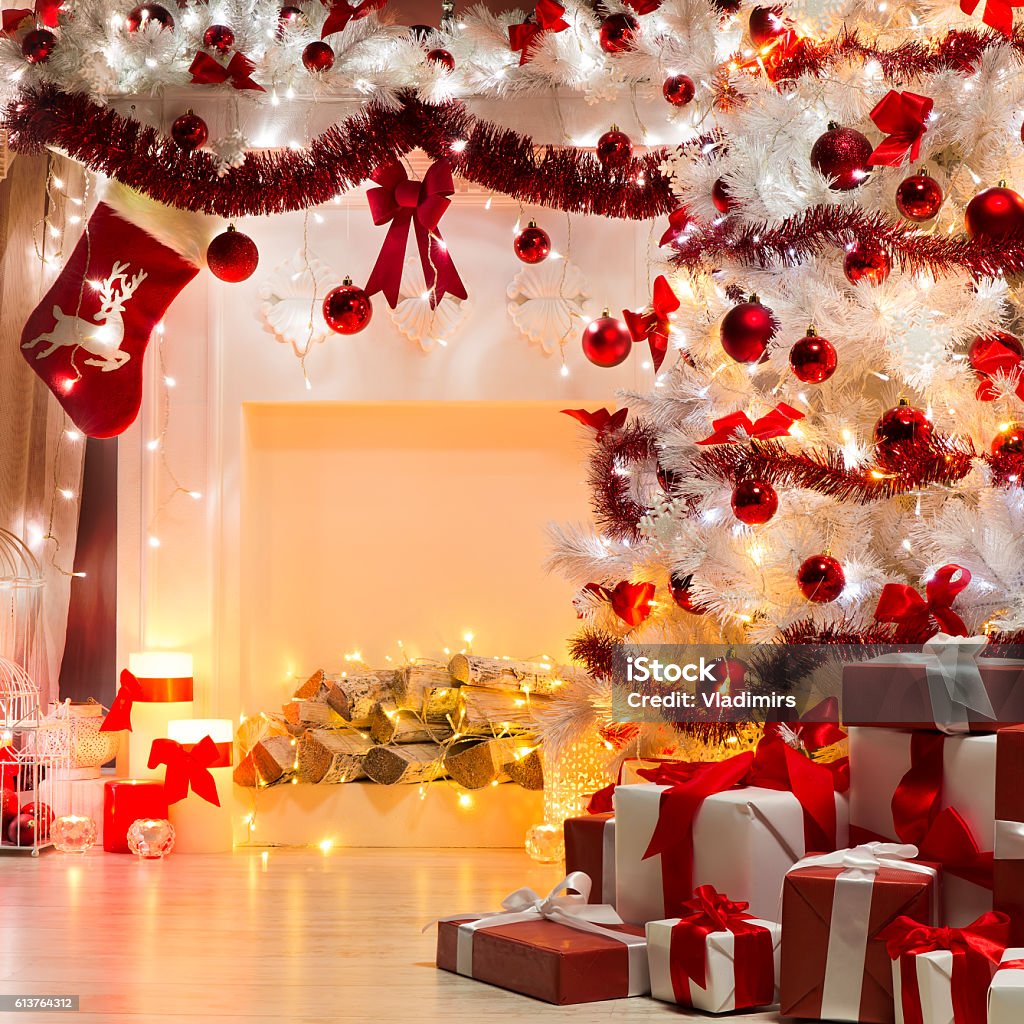 Foto de Árvore De Natal Apresenta Lareira Decorada Decoração De Natal  Dentro De Casa e mais fotos de stock de Decorar - iStock