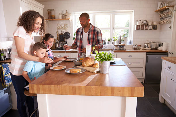 familia en casa desayunando en la cocina juntos - domestic kitchen father eating child fotografías e imágenes de stock