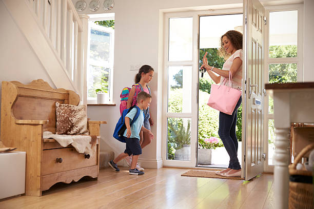 niños que salen de casa para la escuela con la madre - home sale fotografías e imágenes de stock