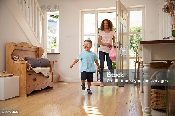 Aufgeregter Junge Kehrt Mit Mutter Von Der Schule Nach Hause Zurück Stockfoto und mehr Bilder von Ankunft