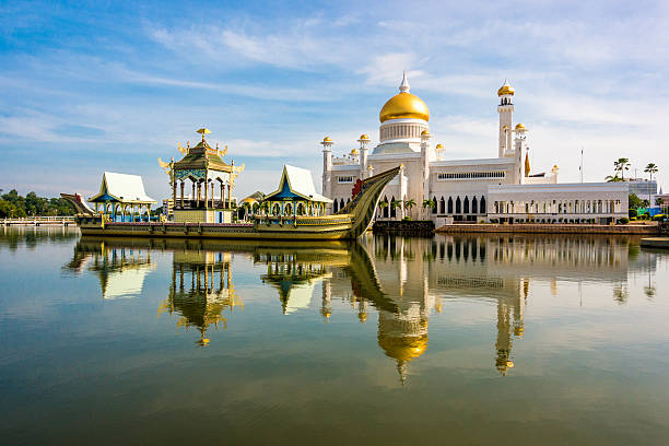 sultán mezquita de omar alí saifuddin, brunei - bandar seri begawan fotografías e imágenes de stock