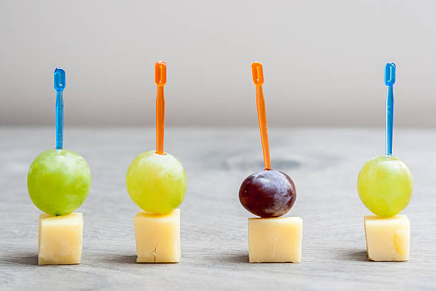 canapés de uvas blancas y tintas con queso - canape buffet cocktail food fotografías e imágenes de stock