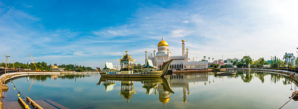 mosquée sultan omar ali saifuddin, brunei - bandar seri begawan photos et images de collection