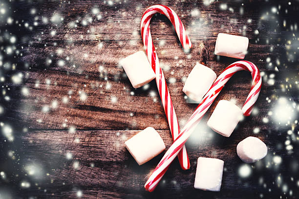 cartolina di natale con canna da zucchero dura a strisce e marshmallows ov - falling candy christmas candy cane foto e immagini stock
