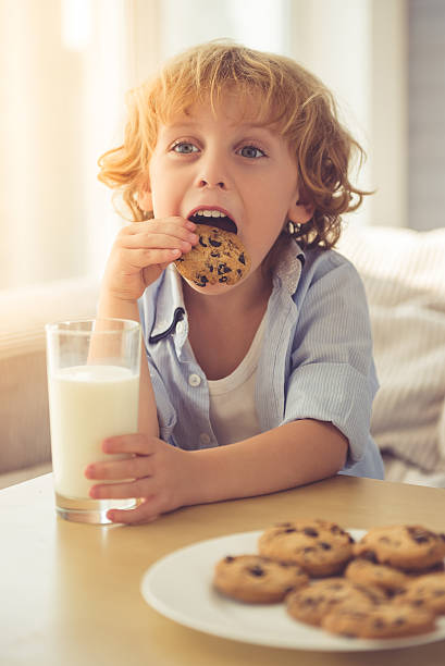 menino bonito  - little boys breakfast caucasian child - fotografias e filmes do acervo