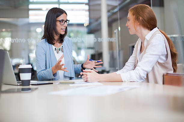 coacher et conseiller, deux femmes d’affaires travaillent ensemble. - teaching photos et images de collection