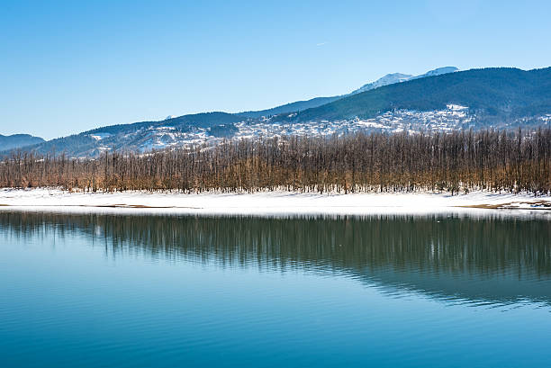 lago plastira no inverno - greece blue forest national landmark imagens e fotografias de stock
