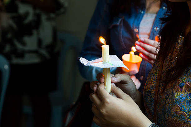 클로즈업-직원관리 쥠 캔들 철야 in 어둡습니다 구하기 바랍니다. - memorial vigil people candle holding 뉴스 사진 이미지