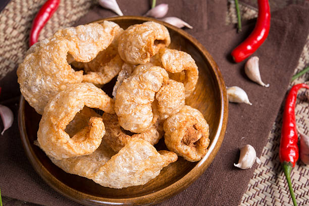 Piel de cerdo crujiente, comida de estilo asia. - foto de stock