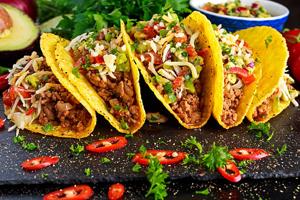 comida mexicana - deliciosas conchas de taco con carne molida y - taco alimento fotos fotografías e imágenes de stock