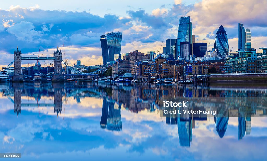 Ciudad de Londres en el crepúsculo - Foto de stock de Londres - Inglaterra libre de derechos